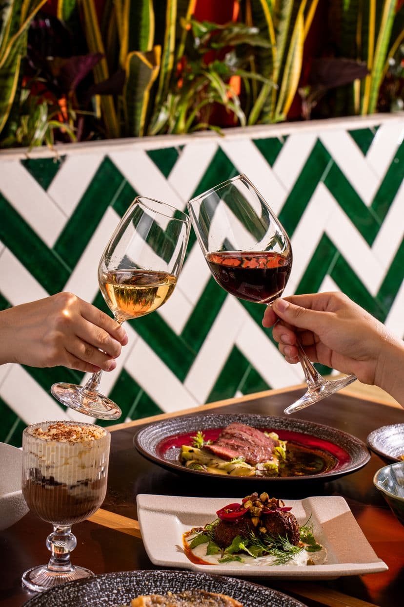 La Lola Restaurant 1