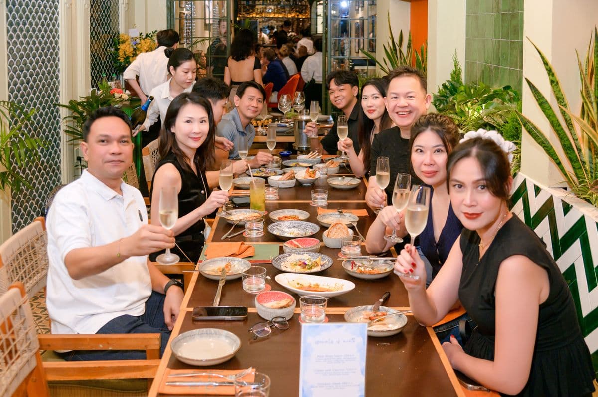 Guests enjoying La Lola Saigon Mediterranean restaurant - 6